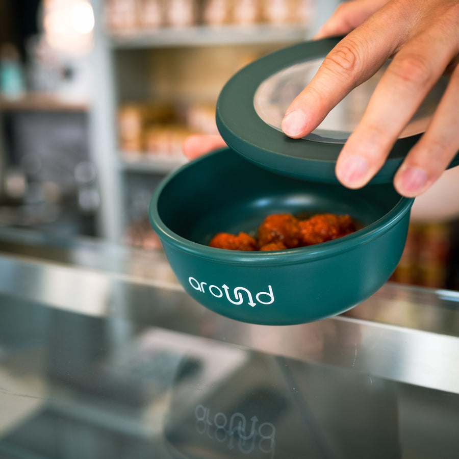 Il boom del cibo d'asporto e il problema dell'usa e getta: come fare la differenza riutilizzando le box.