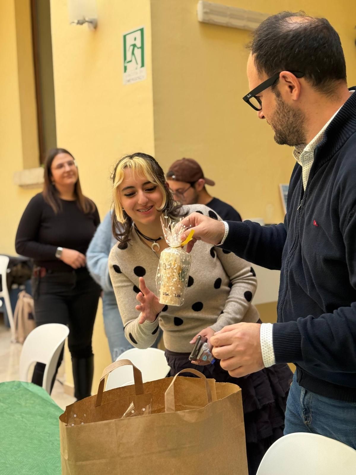 Dettaglio di prodotti riutilizzabili personalizzati per un contesto corporate.
