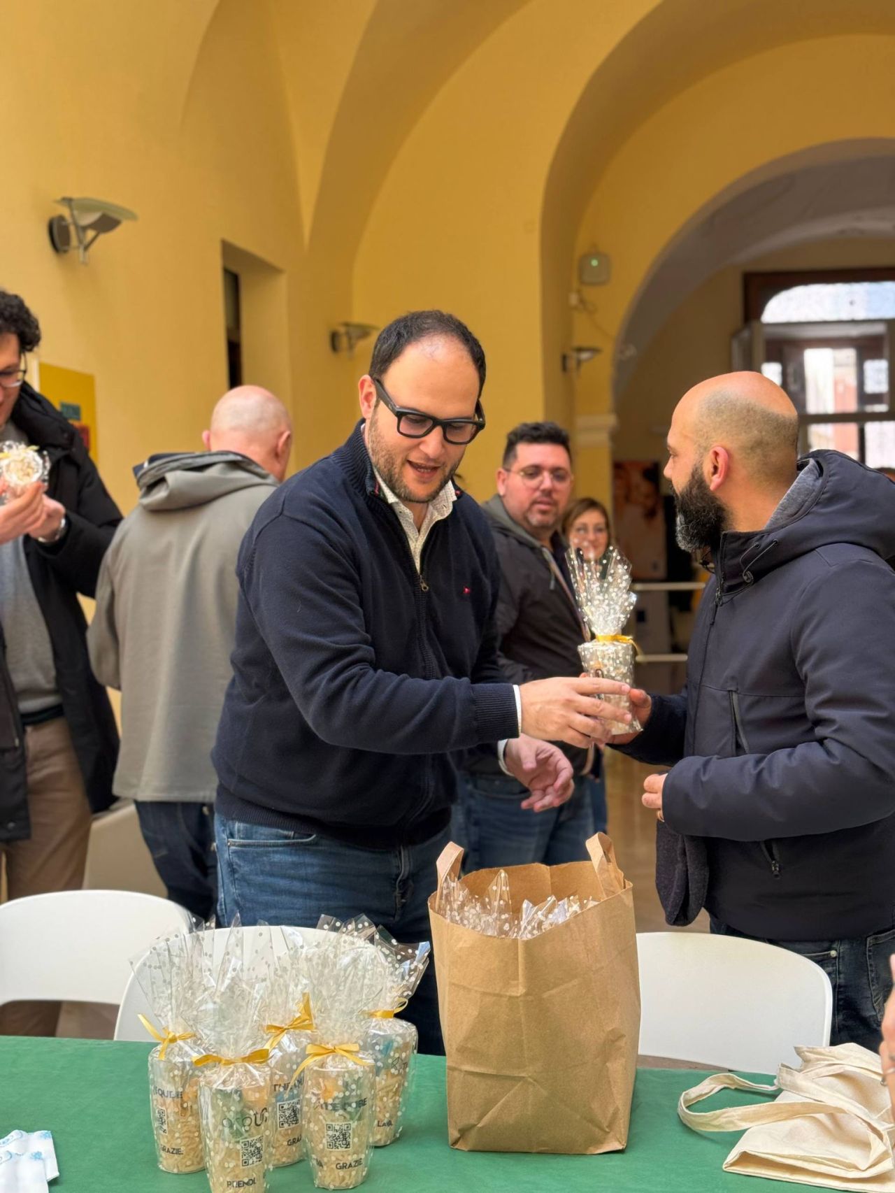 Area break con prodotti riutilizzabili Aroundrs in contesto aziendale.